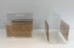 Paire de porte-revues en plexiglas, laiton et cannage incrusté dans le goût de Christian Dior et Gabriella Crespi