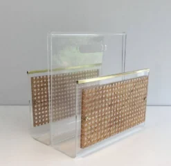 Paire de porte-revues en plexiglas, laiton et cannage incrusté dans le goût de Christian Dior et Gabriella Crespi