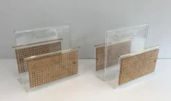 Paire de porte-revues en plexiglas, laiton et cannage incrusté dans le goût de Christian Dior et Gabriella Crespi