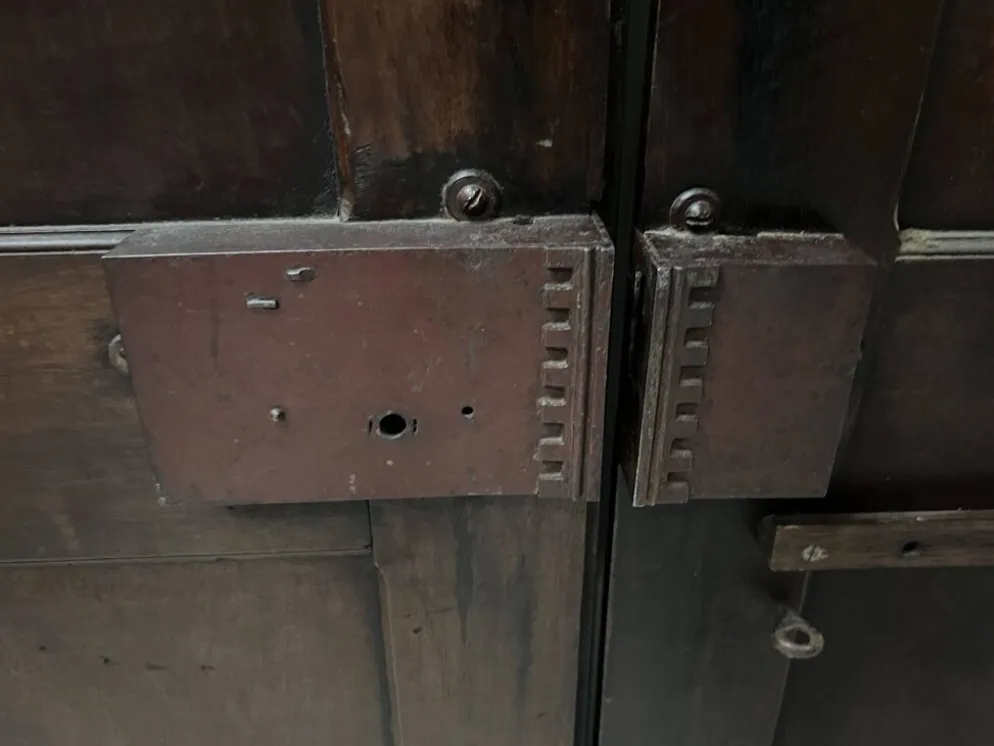 Paire de portes a deux panneaux en noyer massif XVIII siècle