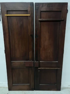 Paire de portes a deux panneaux en noyer massif XVIII siècle