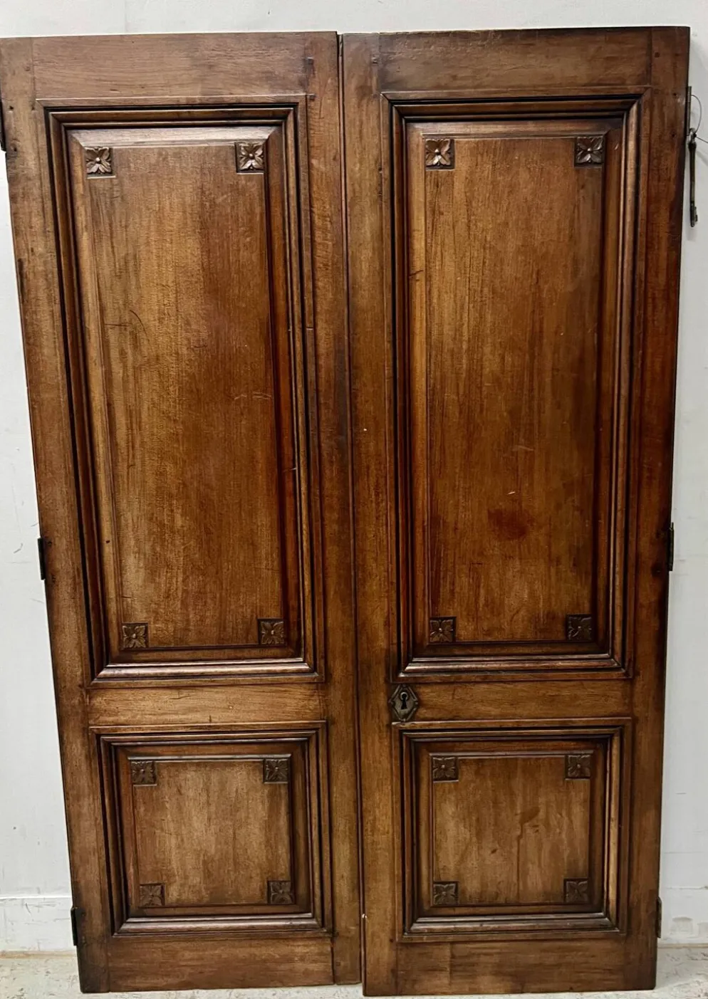 Paire de portes a deux panneaux en noyer massif XVIII siècle