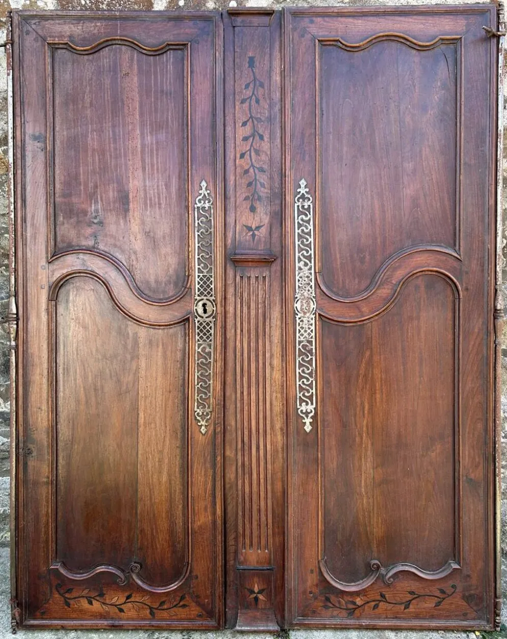 Paire de portes d’armoire Louis XV en chêne – XVIIIe siècle