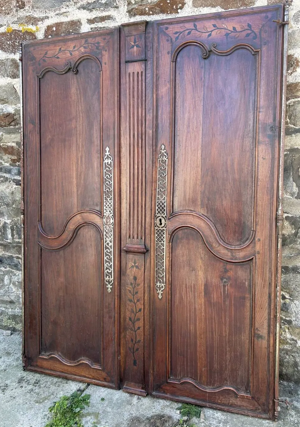 Paire de portes d’armoire Louis XV en chêne – XVIIIe siècle