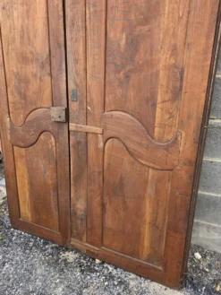 Paire de portes de placard style Louis XV en merisier massif