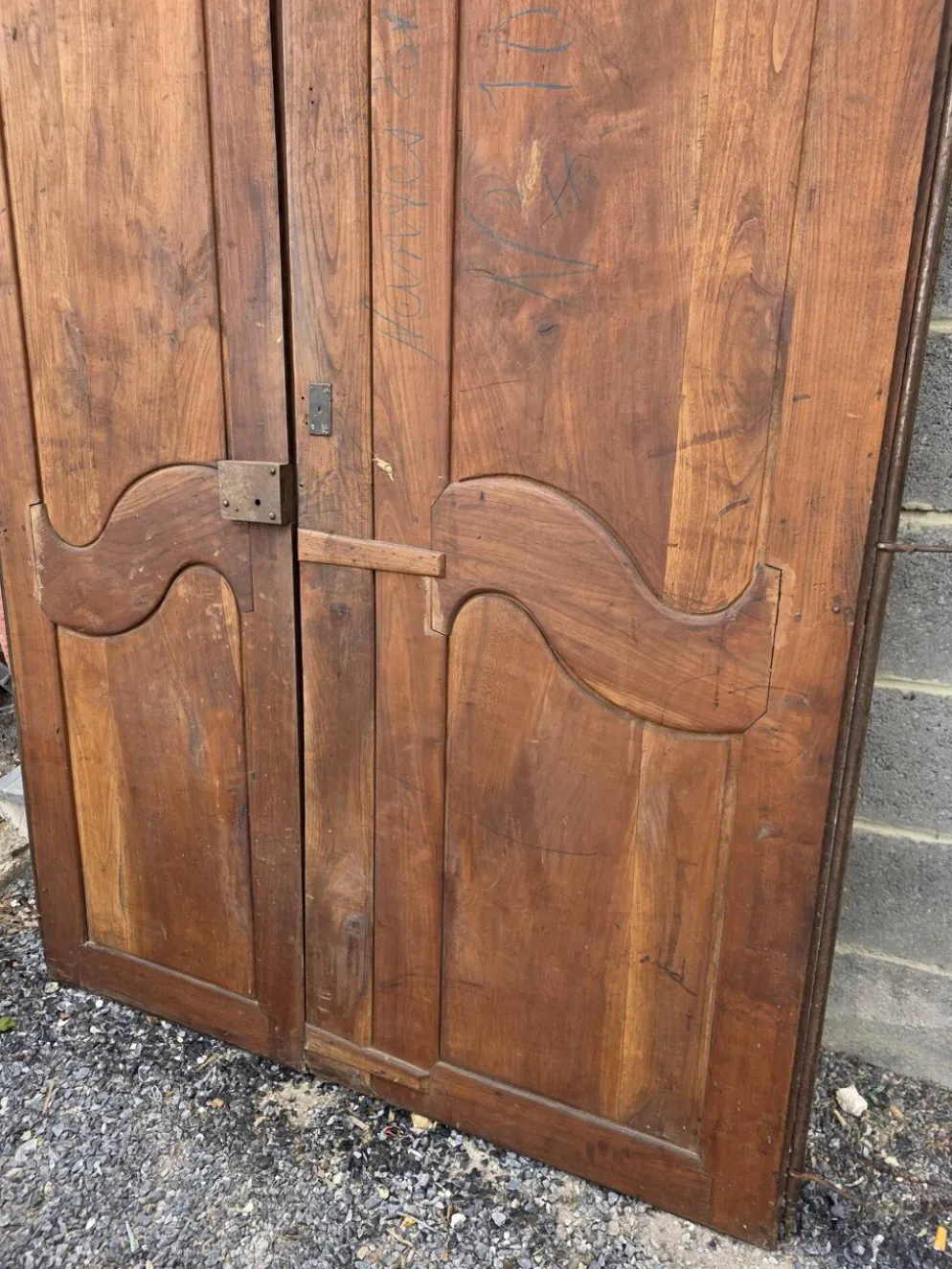 Paire de portes de placard style Louis XV en merisier massif