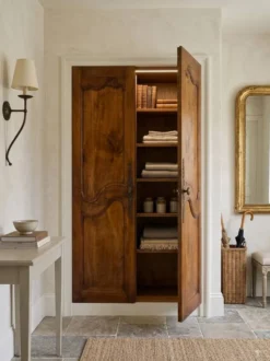 Paire de portes de placard style Louis XV en merisier massif