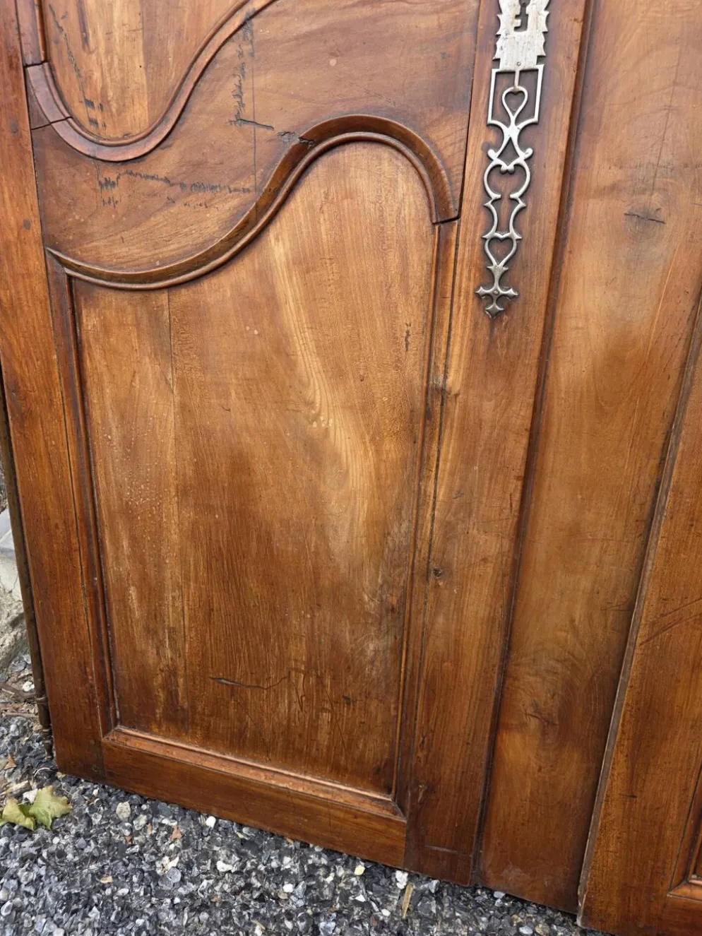 Paire de portes de placard style Louis XV en merisier massif