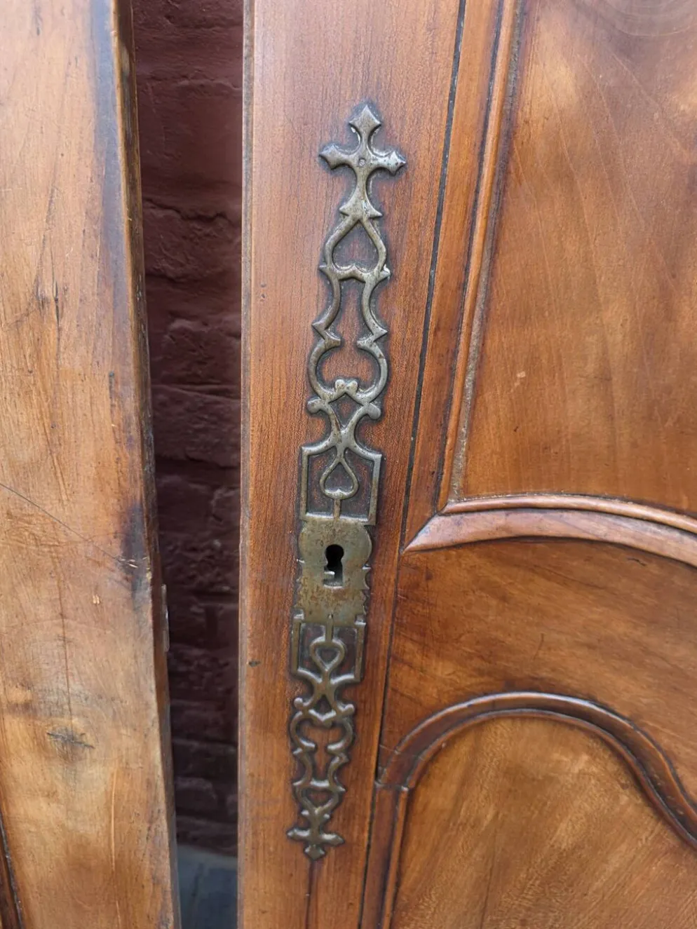 Paire de portes de placard style Louis XV en merisier massif