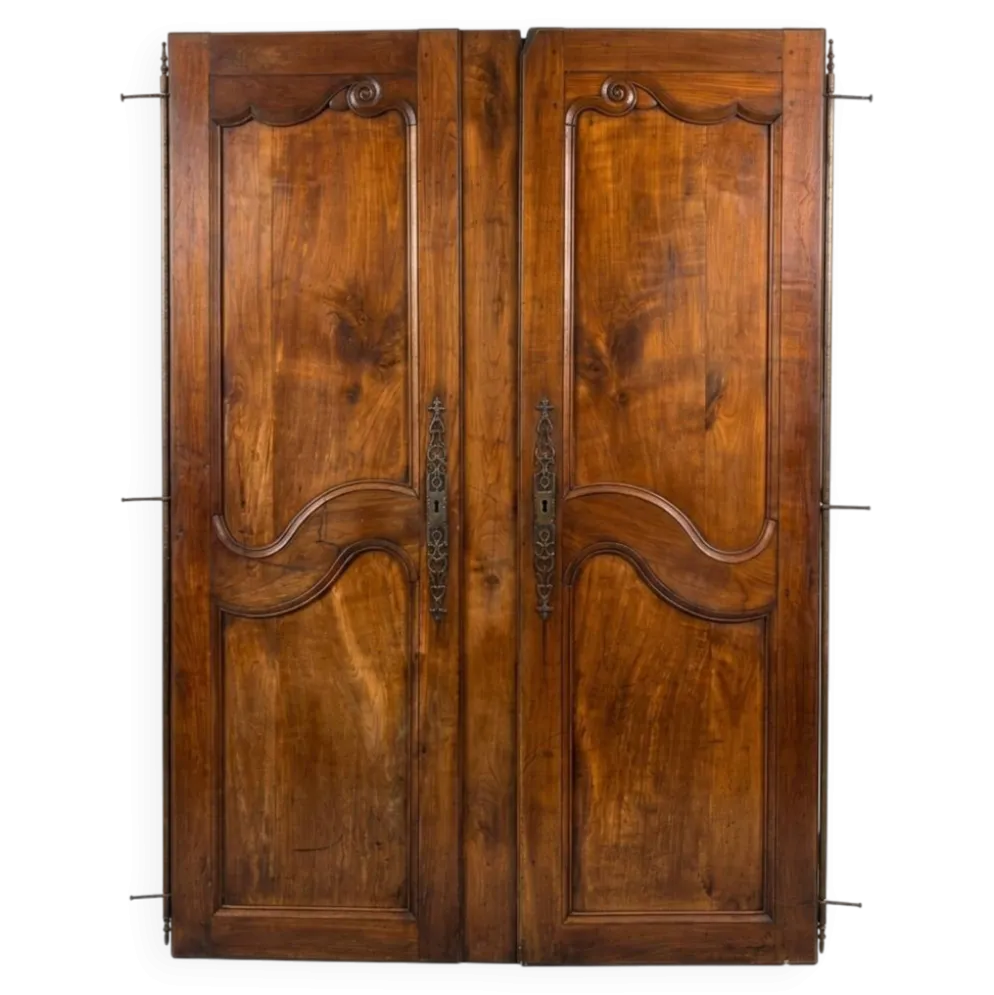 Paire de portes de placard style Louis XV en merisier massif
