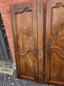 Paire de portes de placard style Louis XV en merisier massif