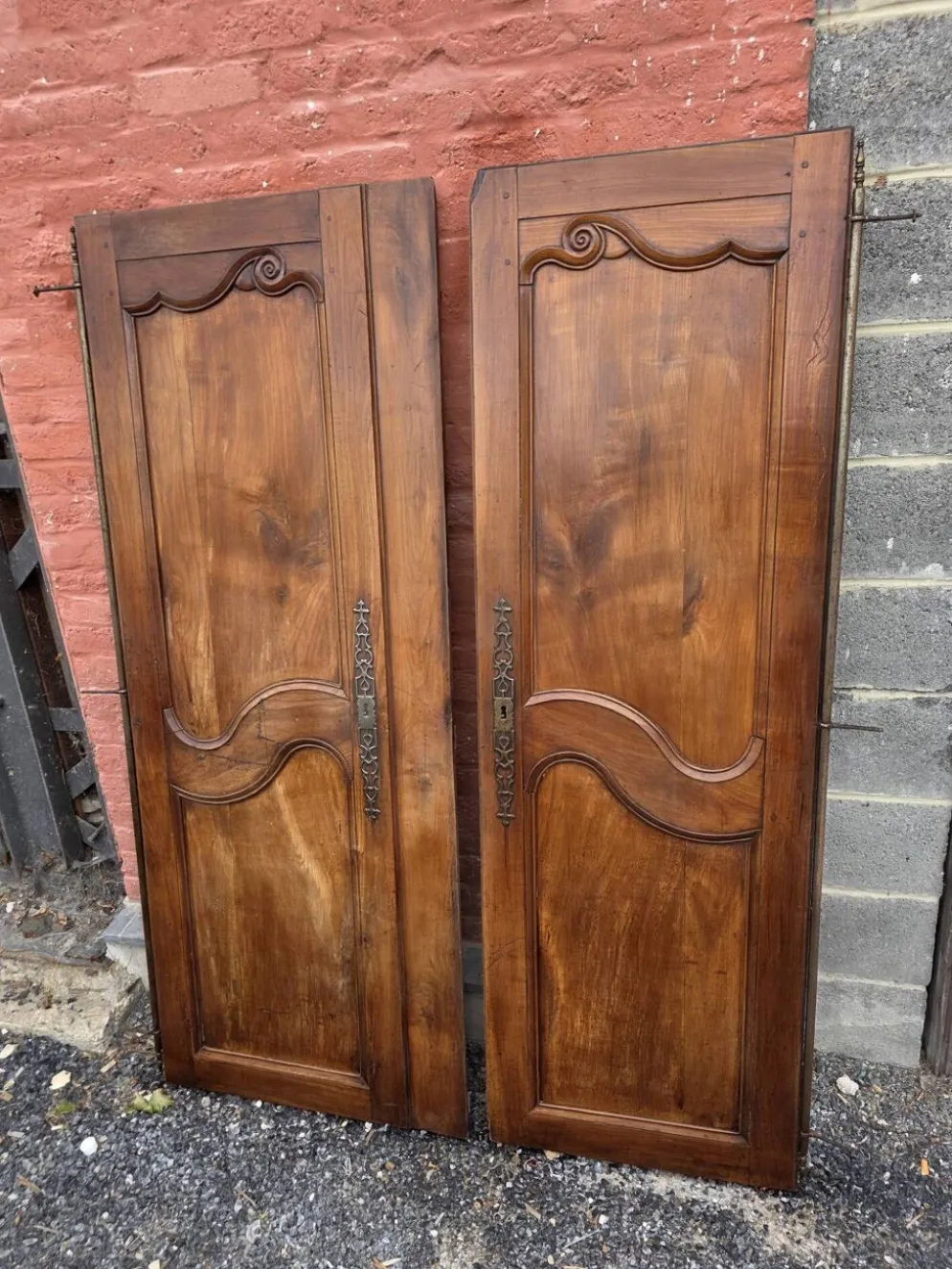 Paire de portes de placard style Louis XV en merisier massif