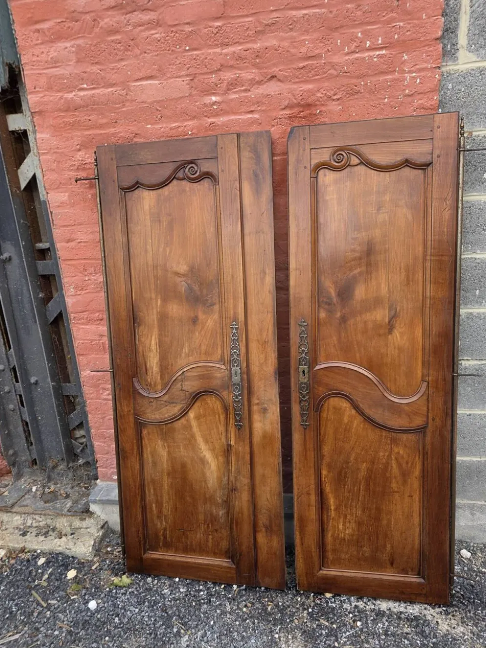 Paire de portes de placard style Louis XV en merisier massif