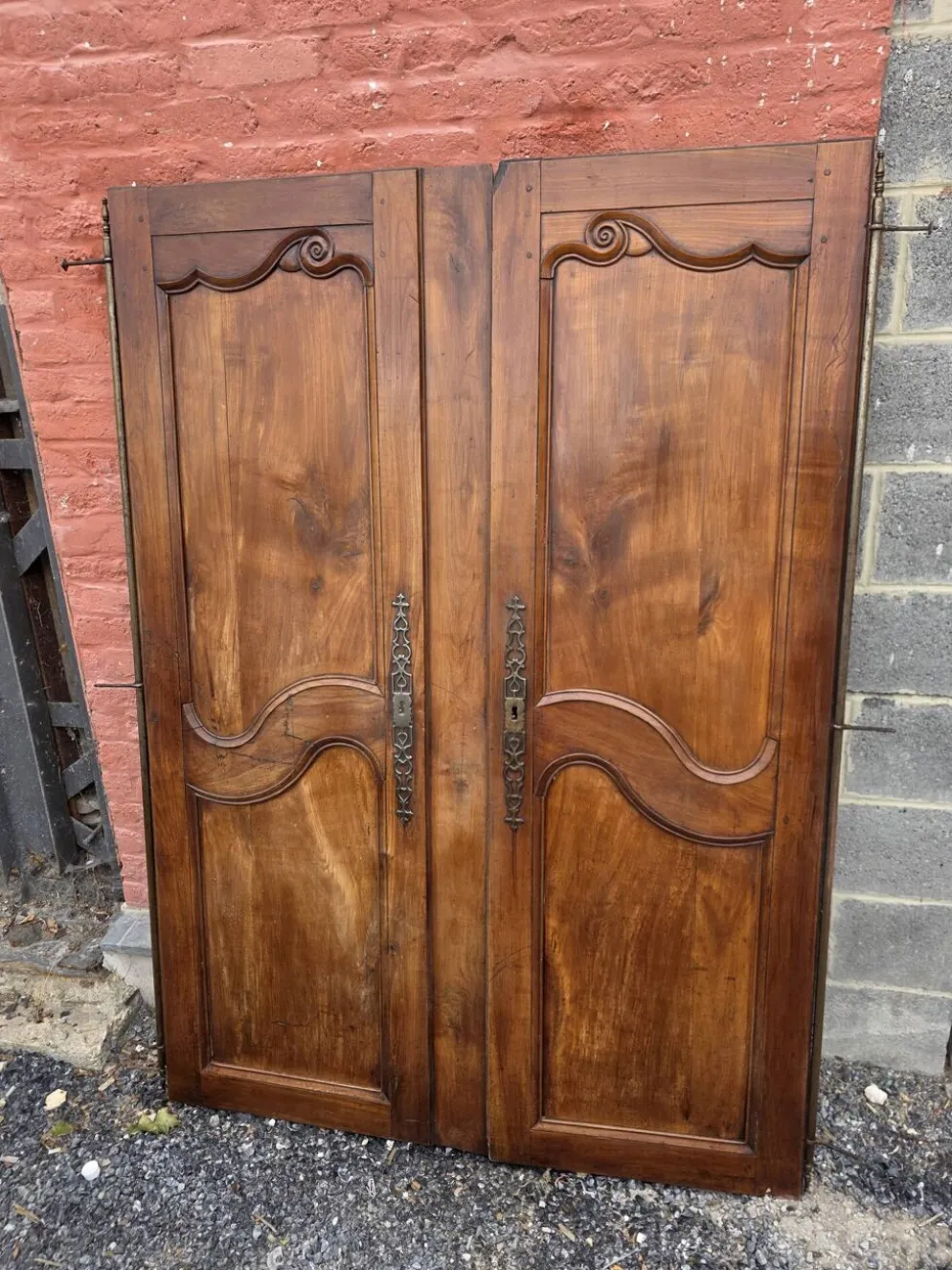 Paire de portes de placard style Louis XV en merisier massif