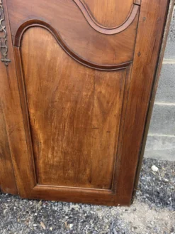 Paire de portes de placard style Louis XV en merisier massif