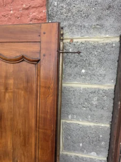 Paire de portes de placard style Louis XV en merisier massif
