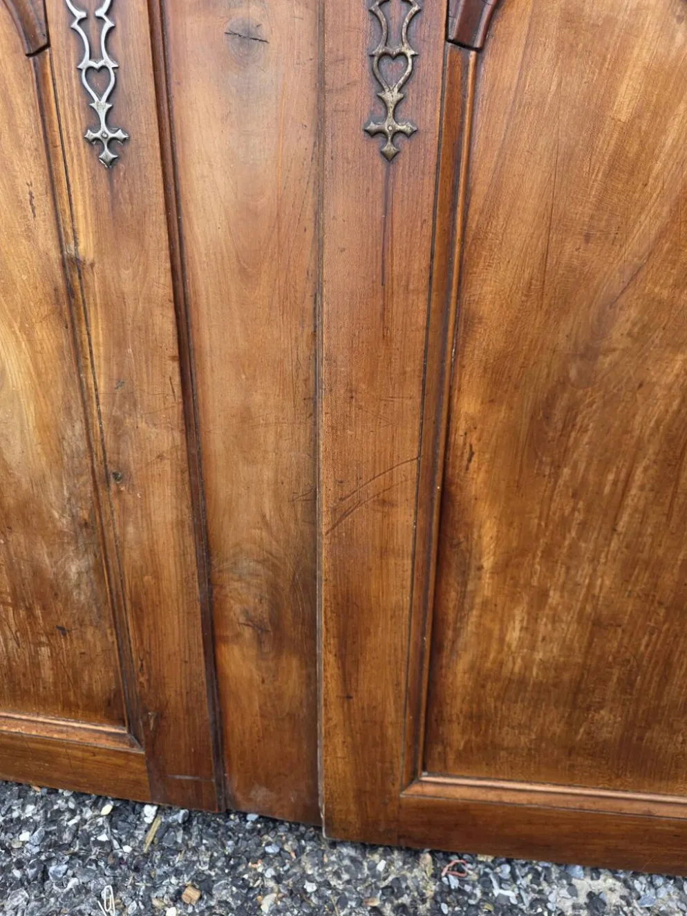 Paire de portes de placard style Louis XV en merisier massif