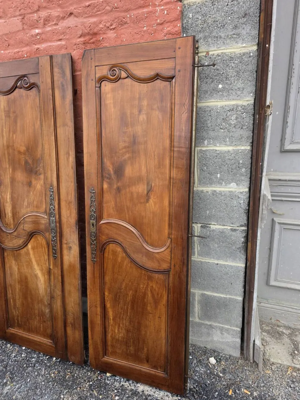 Paire de portes de placard style Louis XV en merisier massif