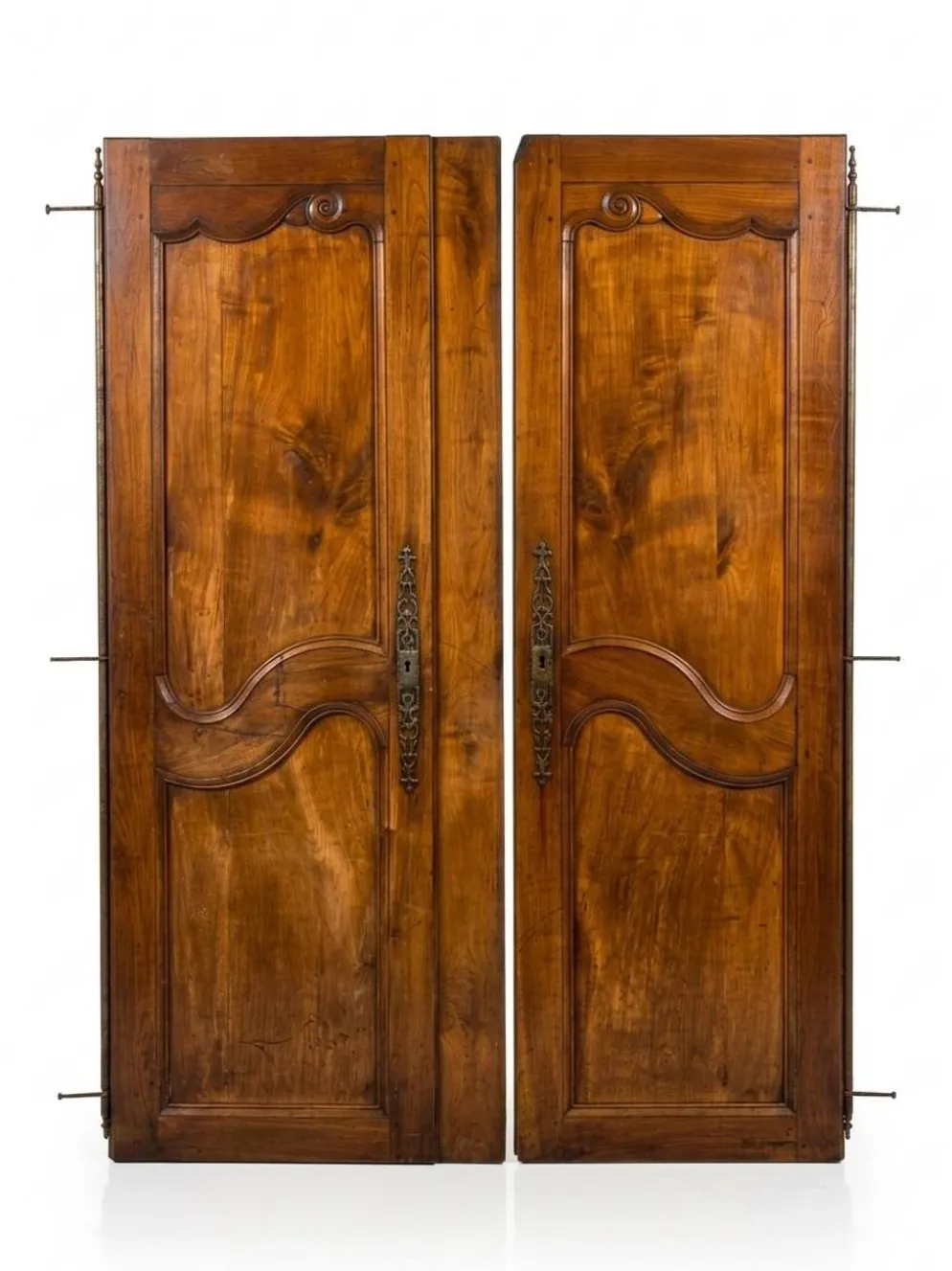 Paire de portes de placard style Louis XV en merisier massif
