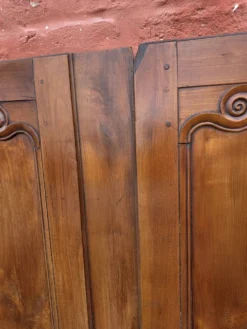 Paire de portes de placard style Louis XV en merisier massif