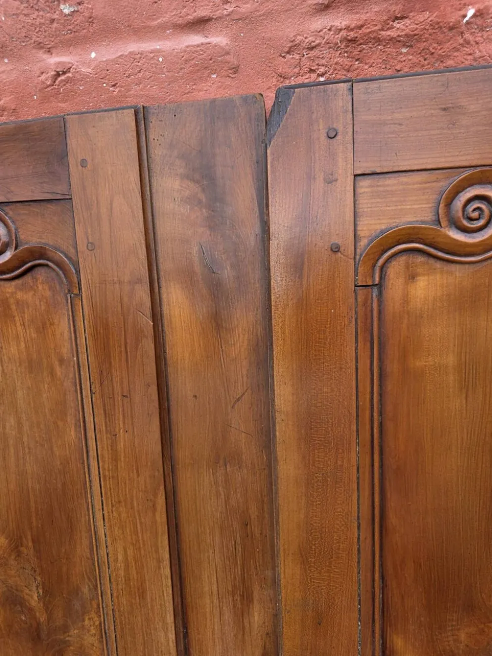 Paire de portes de placard style Louis XV en merisier massif