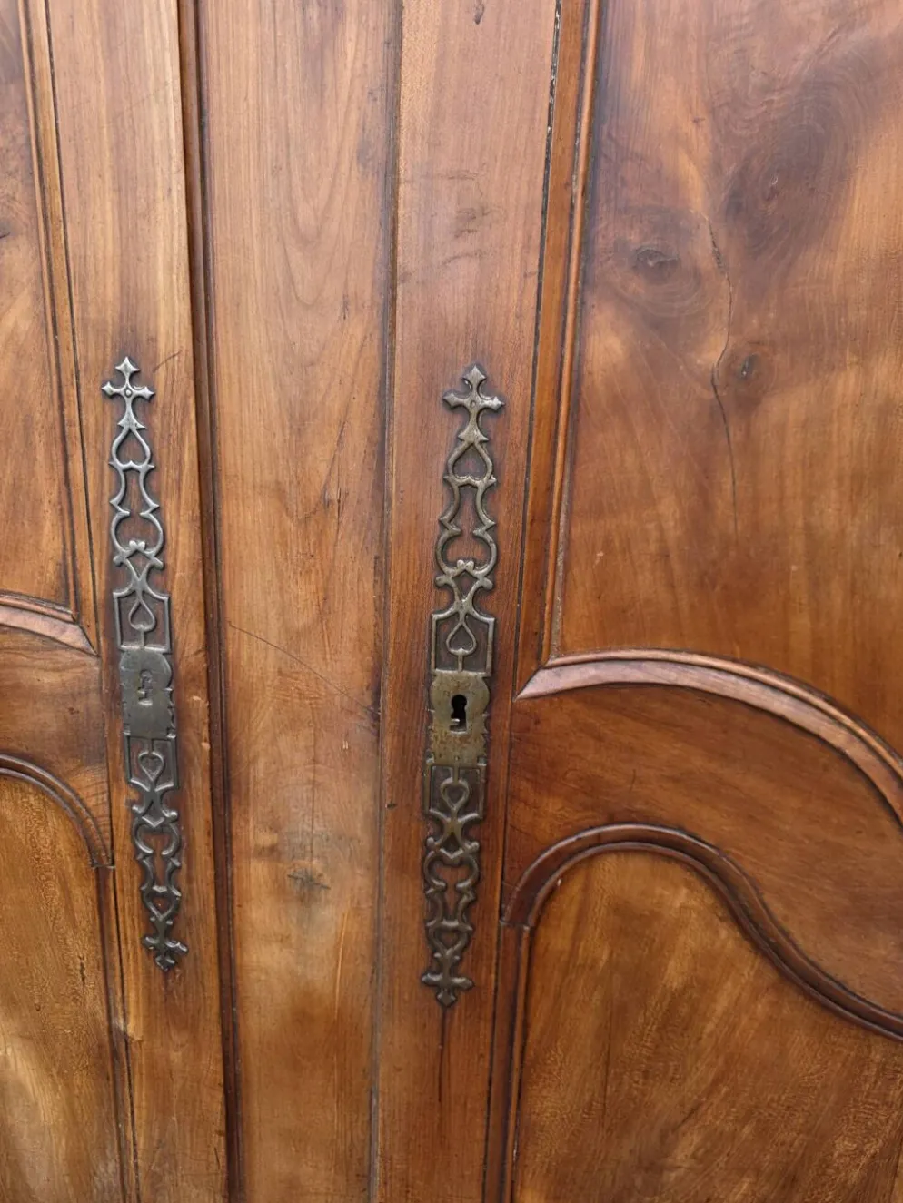 Paire de portes de placard style Louis XV en merisier massif