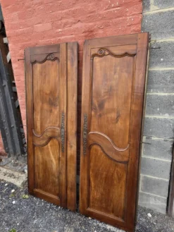 Paire de portes de placard style Louis XV en merisier massif