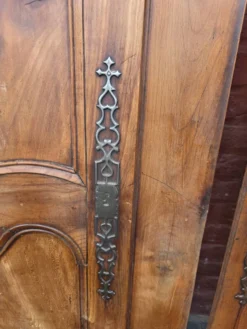 Paire de portes de placard style Louis XV en merisier massif