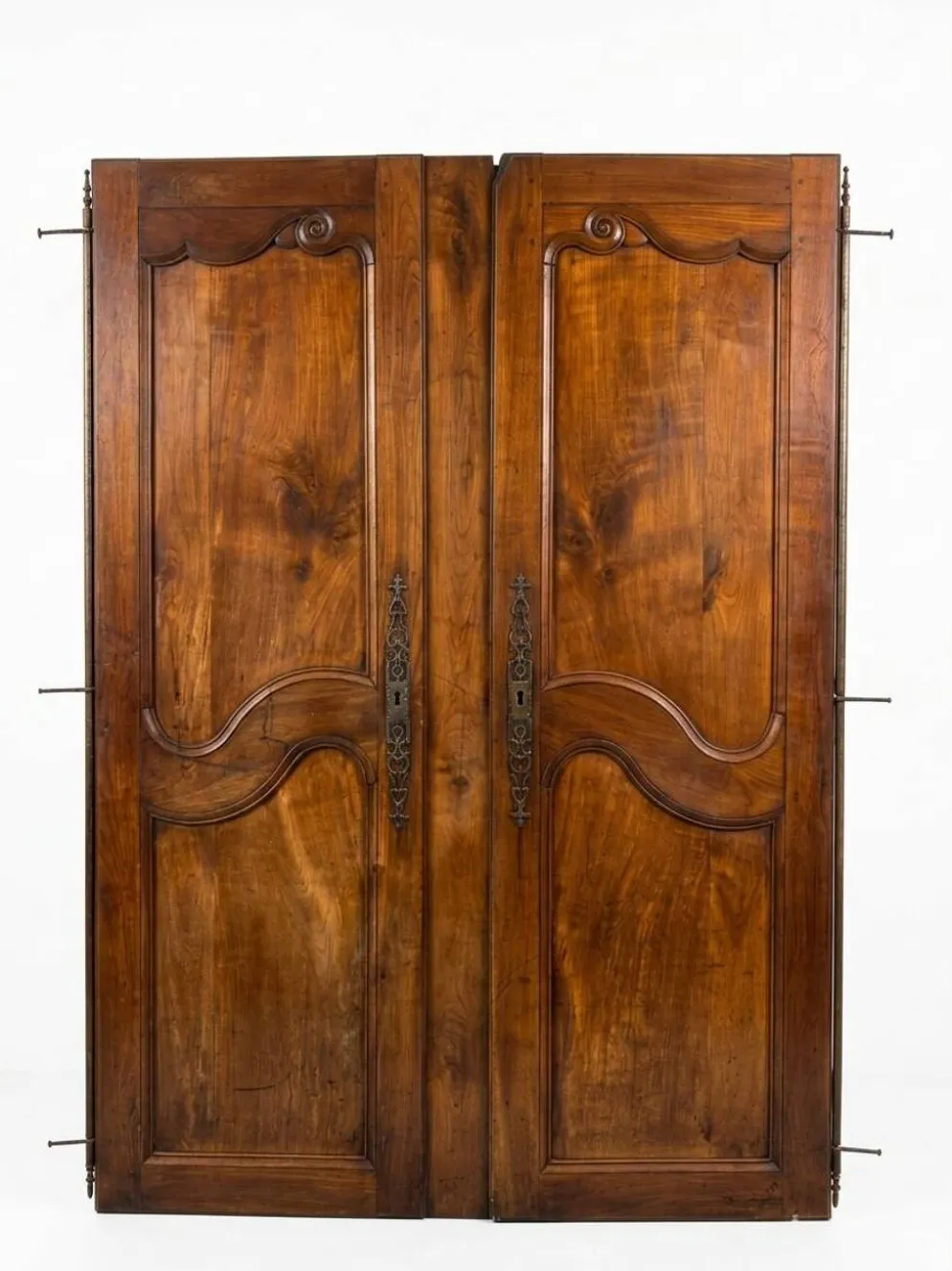 Paire de portes de placard style Louis XV en merisier massif