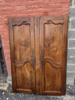 Paire de portes de placard style Louis XV en merisier massif