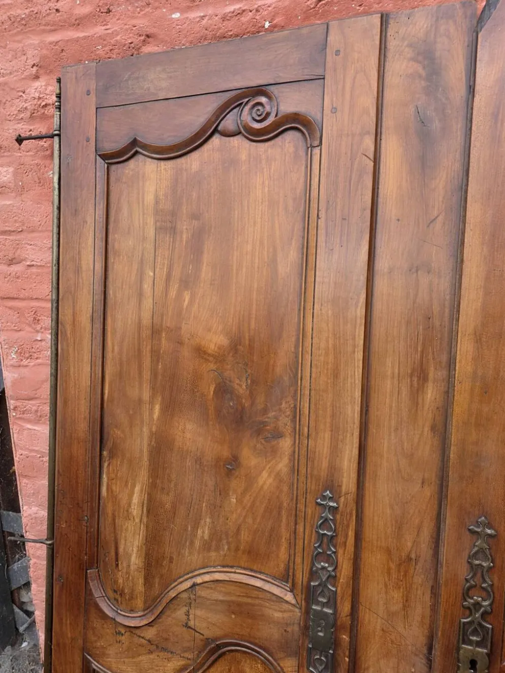 Paire de portes de placard style Louis XV en merisier massif