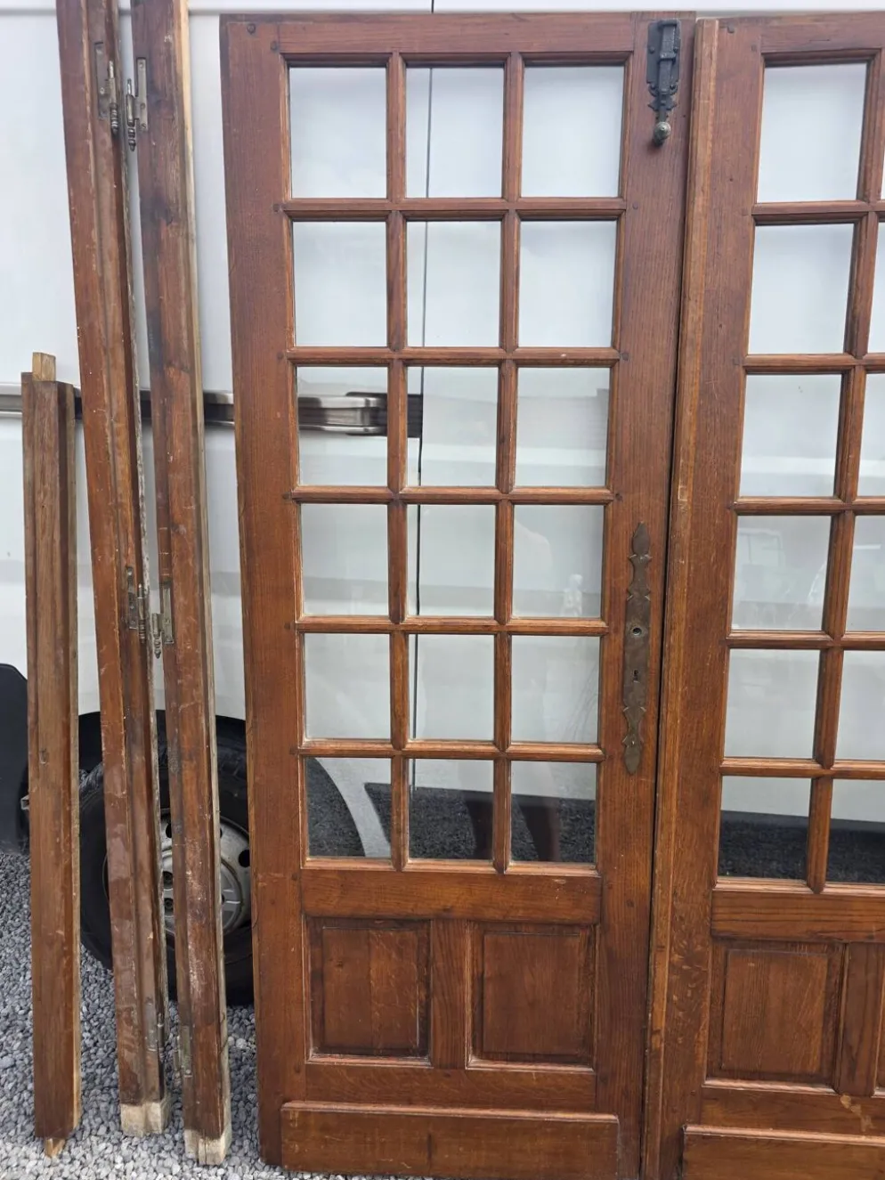 Paire de portes de séparation en chêne petits carreaux XXe