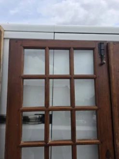 Paire de portes de séparation en chêne petits carreaux XXe