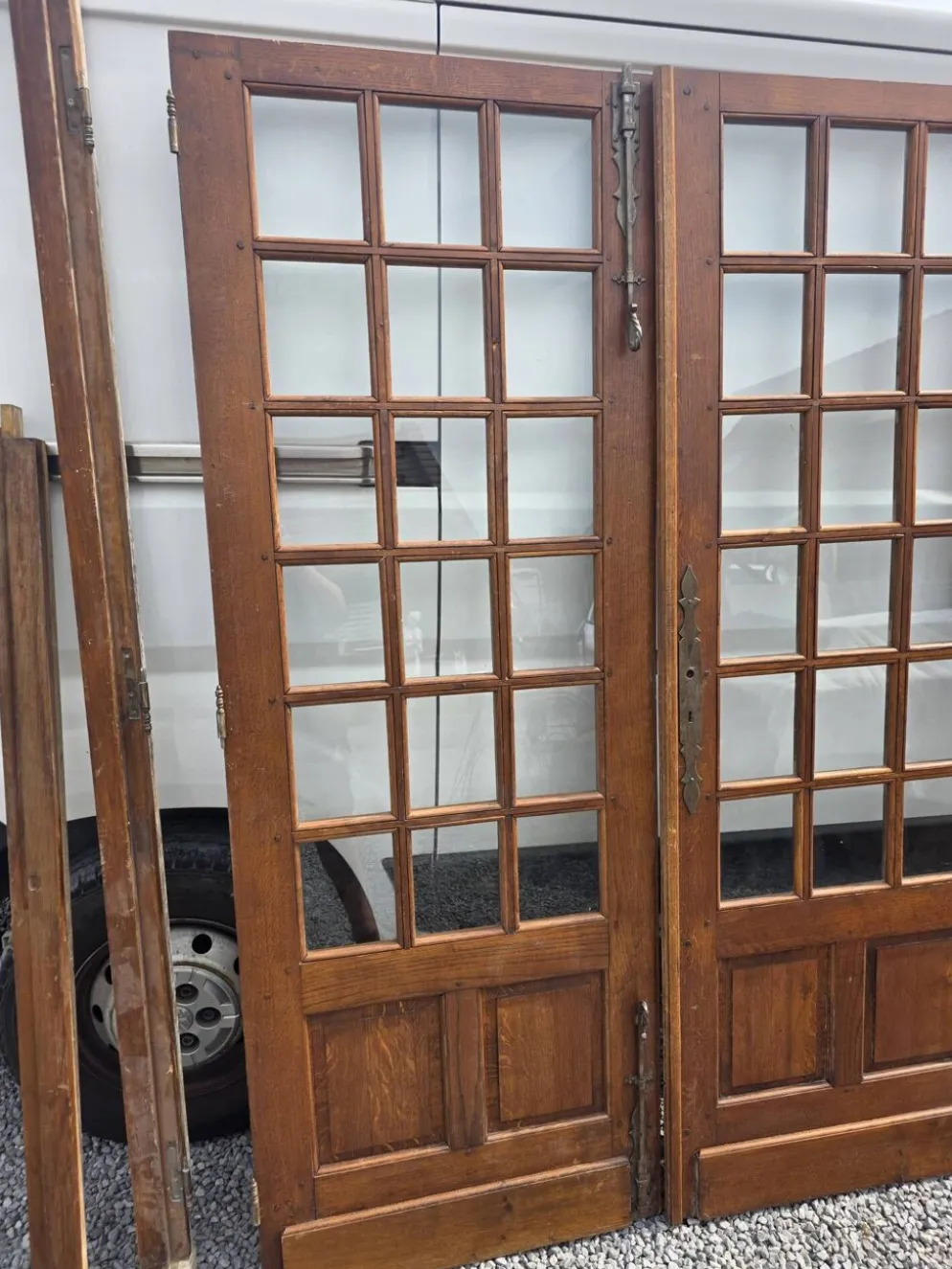 Paire de portes de séparation en chêne petits carreaux XXe