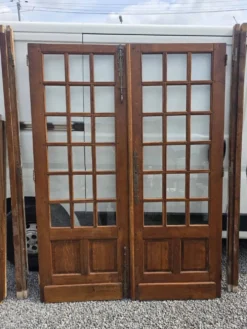Paire de portes de séparation en chêne petits carreaux XXe