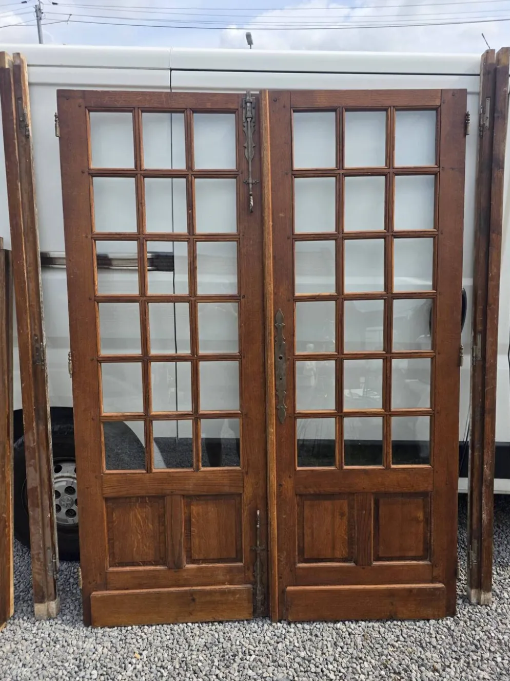 Paire de portes de séparation en chêne petits carreaux XXe