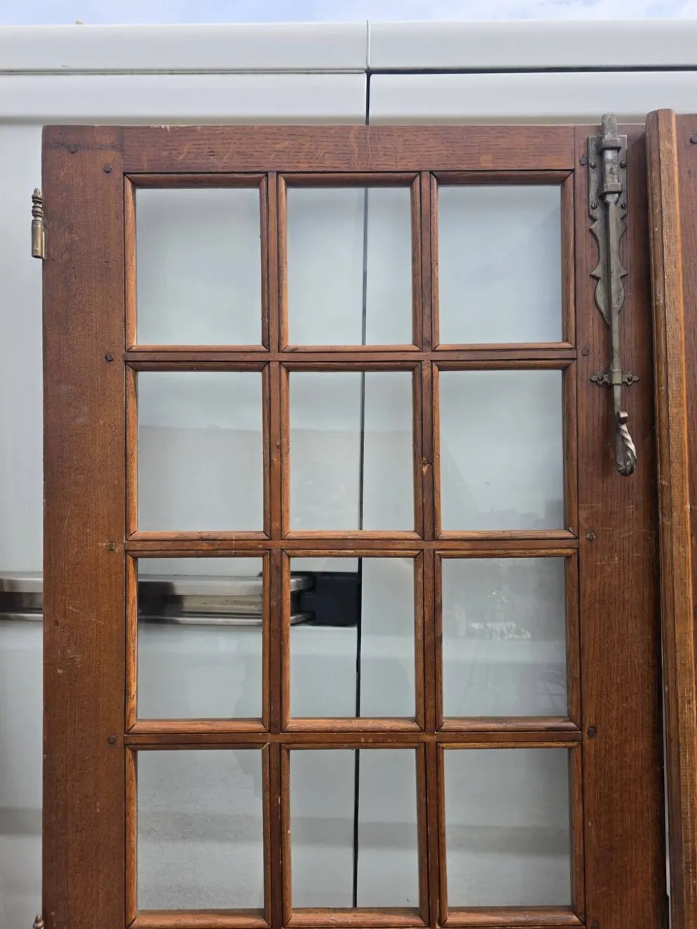 Paire de portes de séparation en chêne petits carreaux XXe