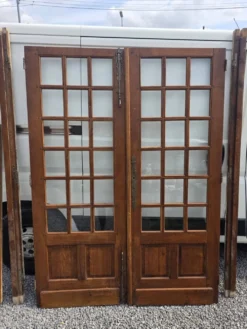 Paire de portes de séparation en chêne petits carreaux XXe