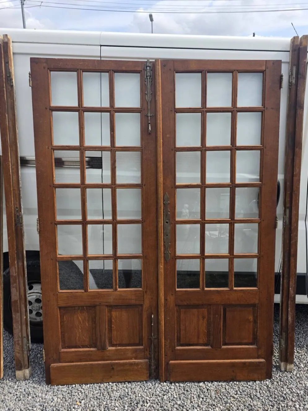 Paire de portes de séparation en chêne petits carreaux XXe