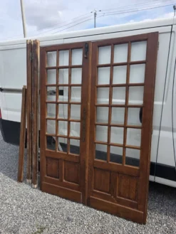 Paire de portes de séparation en chêne petits carreaux XXe