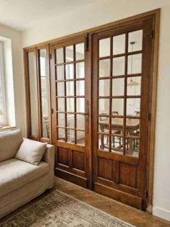 Paire de portes de séparation en chêne petits carreaux XXe