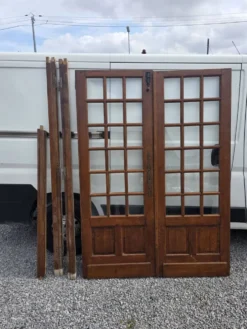 Paire de portes de séparation en chêne petits carreaux XXe