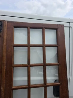Paire de portes de séparation en chêne petits carreaux XXe