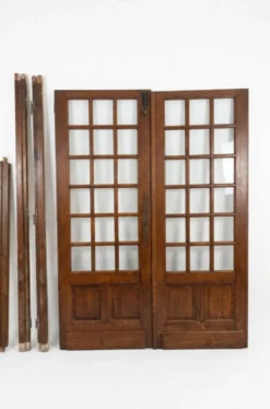Paire de portes de séparation en chêne petits carreaux XXe