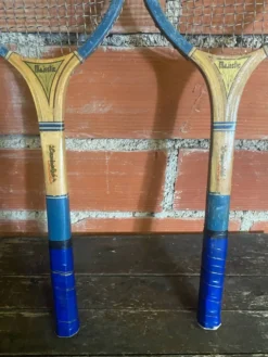 Paire de raquettes de tennis anciennes Majestic en bois, années 50
