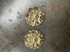 Paire de rosaces en laiton anciennes numérotées pour décoration meuble