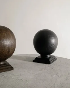 Paire de sculptures rondes vintage en bois noir et marron
