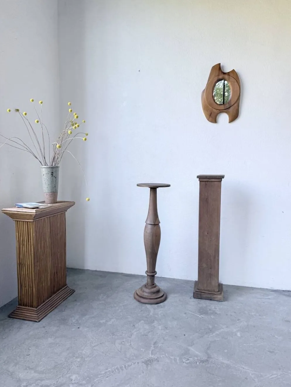 Paire de sellettes colonnes en bois 1950