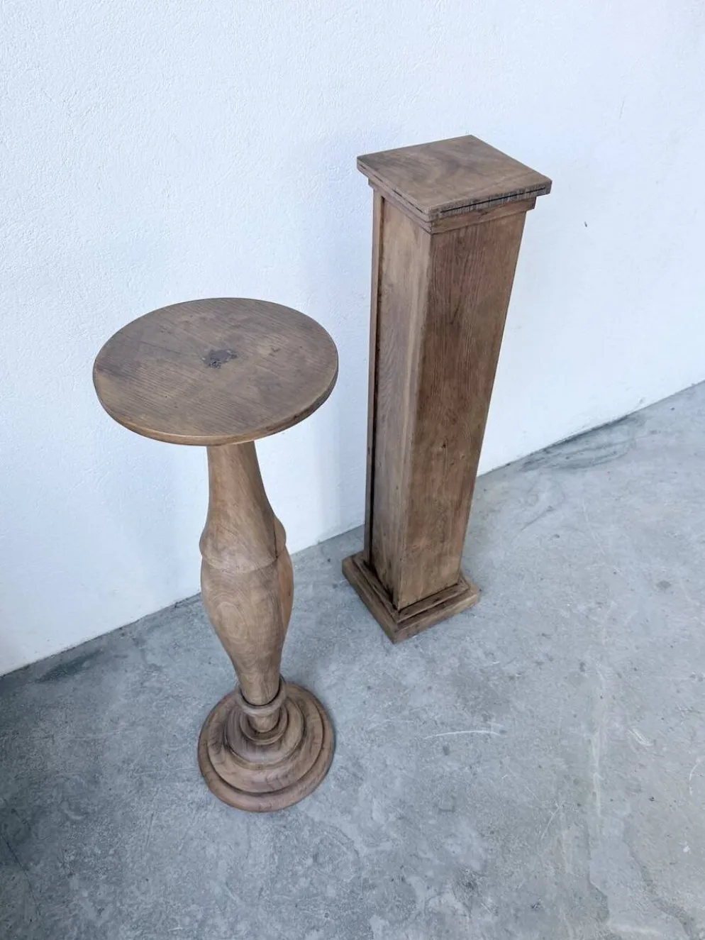 Paire de sellettes colonnes en bois 1950