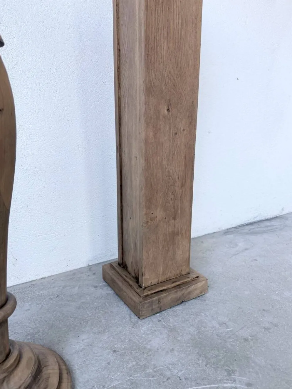 Paire de sellettes colonnes en bois 1950